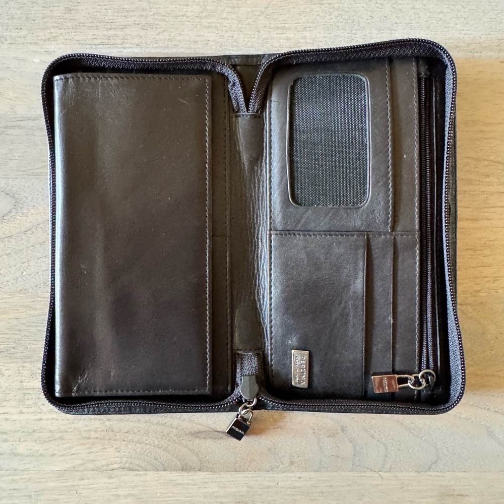 Perlina New York Vintage Black Leather Travel Wallet - supple feel - Picture 3 of 7